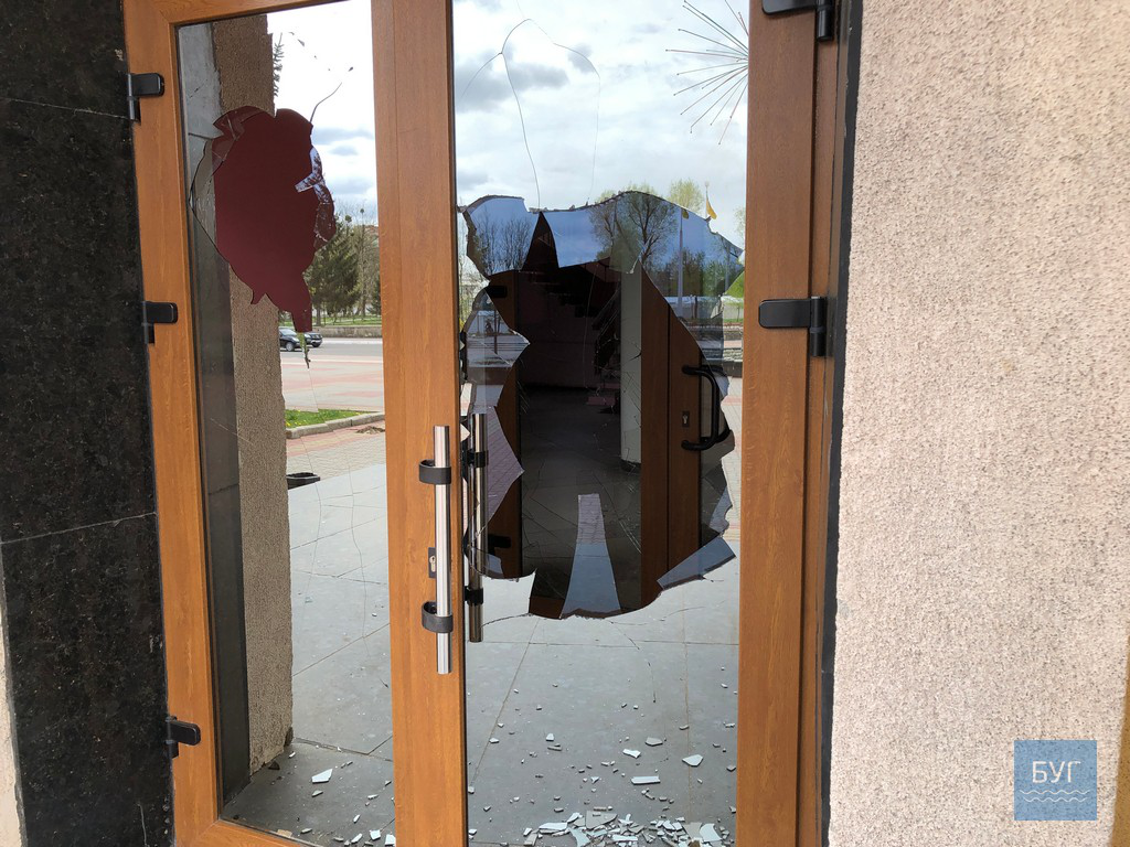 У Нововолинську хуліган побив двері та вікна у міськраді (фото)