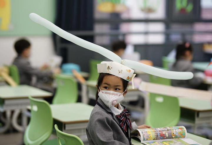 У Китаї школярам придумали головні убори, які допомагають тримати дистанцію (фото)