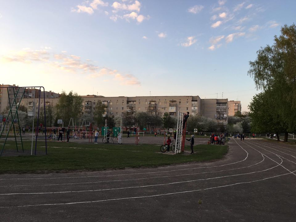 Десятки людей з дітьми на майданчику: у Луцьку масово порушують карантин (відео)