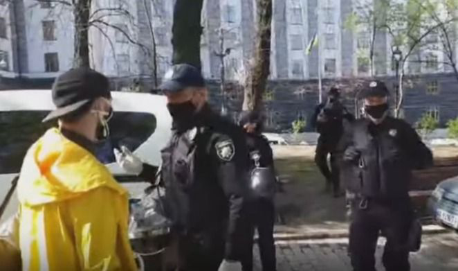 У Києві поліцейські напали на журналіста 
