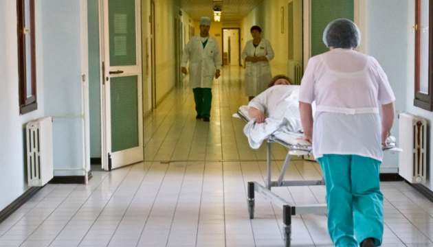 Волинські медики, які  борються з коронавірусом, отримали 2 300 гривень зарплати (фото)