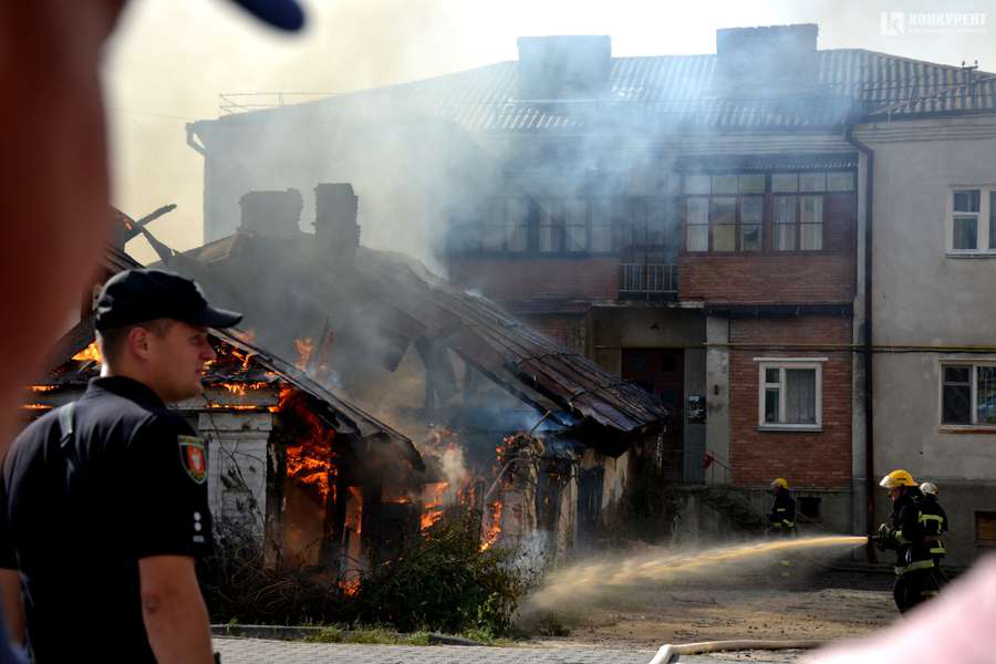 Поруч луцької мерії почали розбирати будинок, де вирувала пожежа (ВІДЕО)