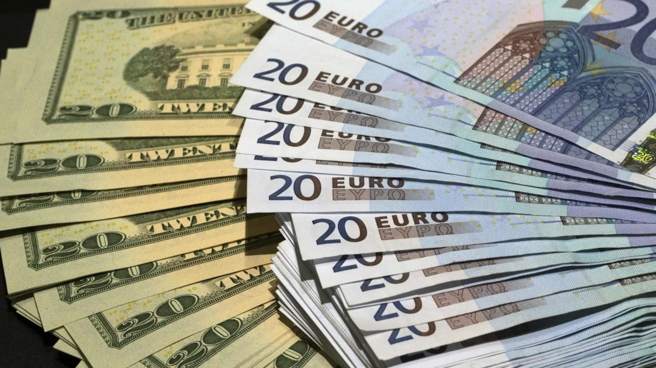 Долар впав, євро зросло: курс валют у Луцьку на понеділок, 4 травня