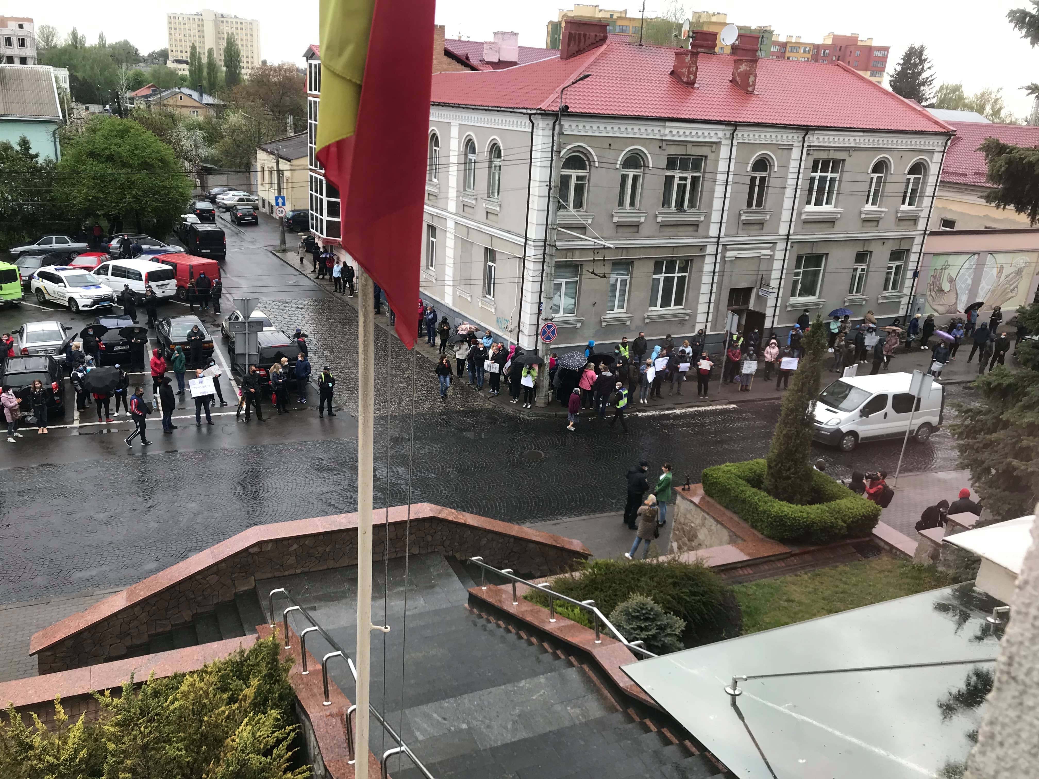 Хочуть працювати: підприємці прийшли під стіни Луцькради з протестом (фото, відео)