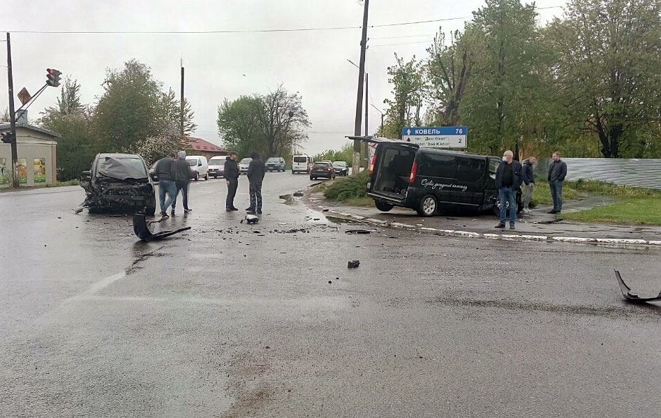 У Нововолинську ДТП: не розминулися мікроавтобус та легковик