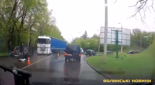 У Луцьку авто не розминулося з вантажівкою: утворився затор (відео)