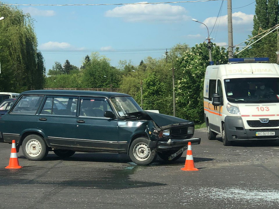 Аварія на перехресті: біля Генконсульства Польщі в Луцьку утворився затор (фото)