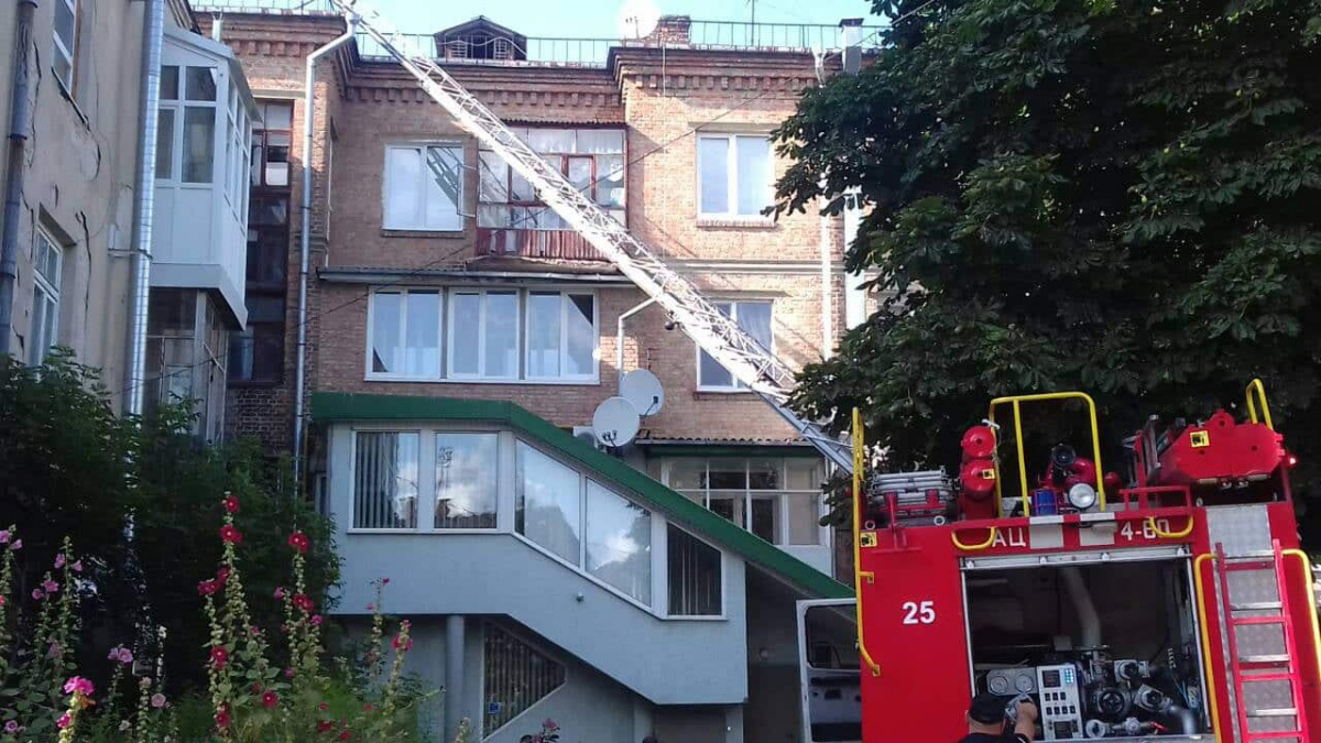 У Нововолинську в квартирі обгорів 55-річний чоловік: його врятували