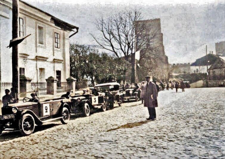 На яких автівках каталися члени волинського автомобільного клубу у 1930-х роках  (фото)