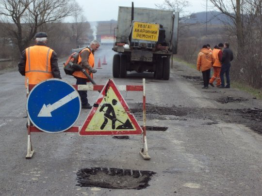 «Там вже не ями – окопи»: на Волині просять відремонтувати дорогу