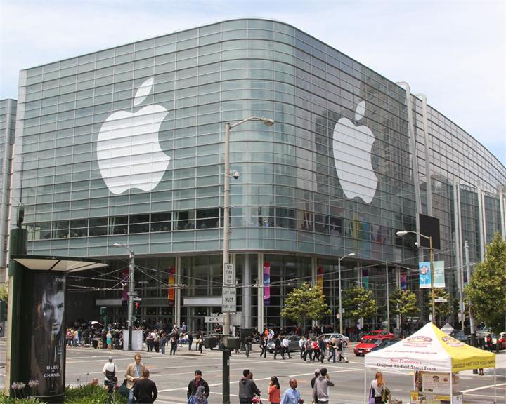 Компанія Apple знову відкриває свої магазини