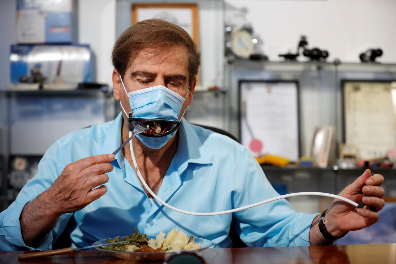 В Ізраїлі створили антикоронавірусну маску, в якій можна їсти