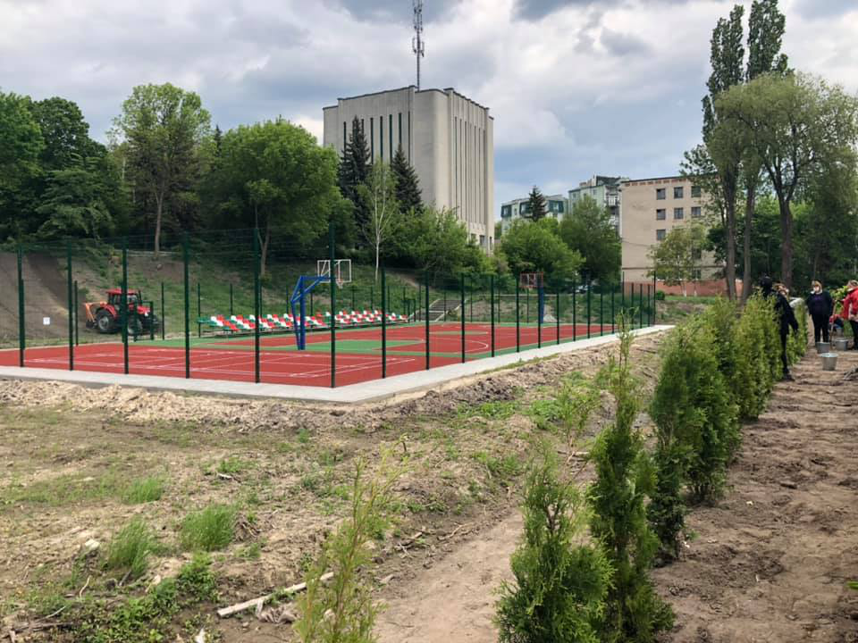 Біля парку в Луцьку готуються до відкриття баскетбольного майданчика (ФОТО)