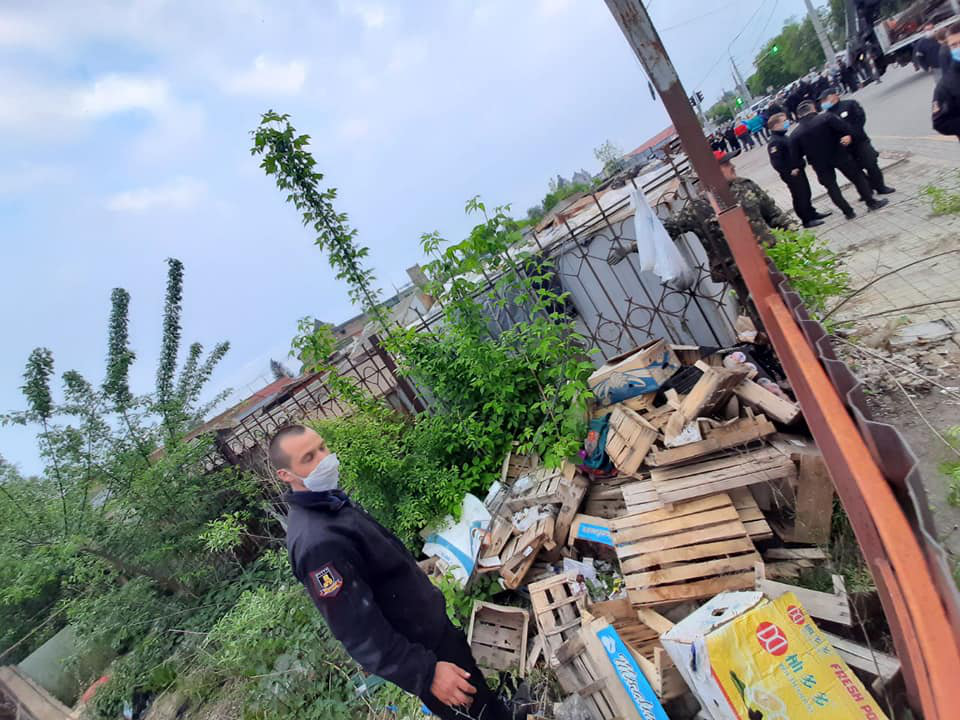 У Луцьку підприємці захаращили сміттям Старий ринок (фото)
