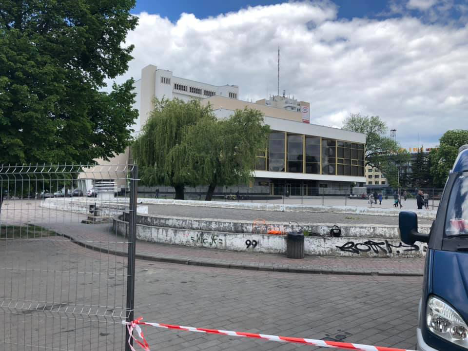 «Бетонне корито»  в центрі Луцька почали перетворювати на фонтан (фото, відео)