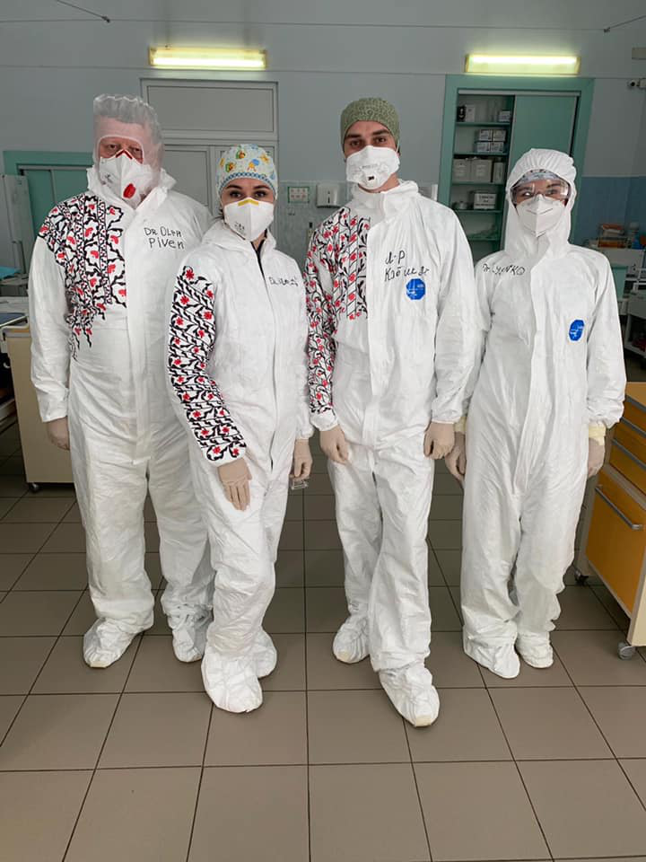 Львівські медики розмалювали вишивкою свої костюми індивідуального захисту (фото)