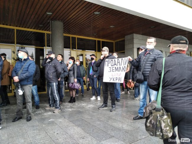 У центрі Луцька проходить акція «#СтопРеванш»