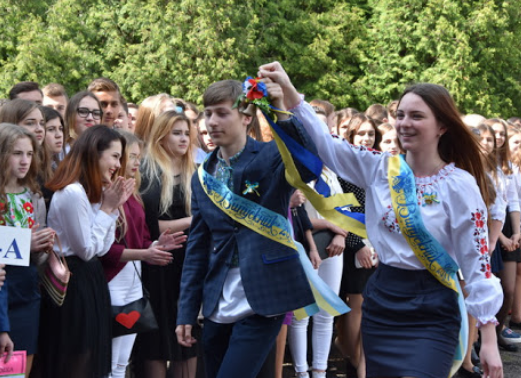 В Луцьку — майже півтори тисячі випускників шкіл