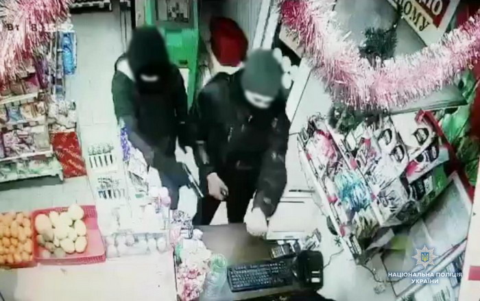 Взяли гроші і зірвали ланцюжок із шиї продавчині: чоловіків судитимуть за пограбування у Ківерцях