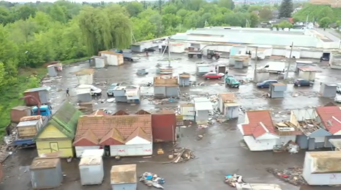 Не більш ніж 50: самотні контейнери на Старому ринку Луцька показали з висоти (відео)