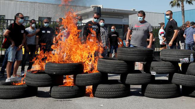 У Барселоні – закриття заводу Nissan: протестувальники палять шини (фото)