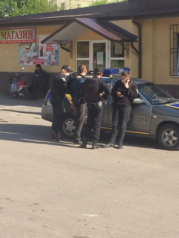У Нововолинську п’яний чоловік побив менеджера магазину і розбив кавовий апарат