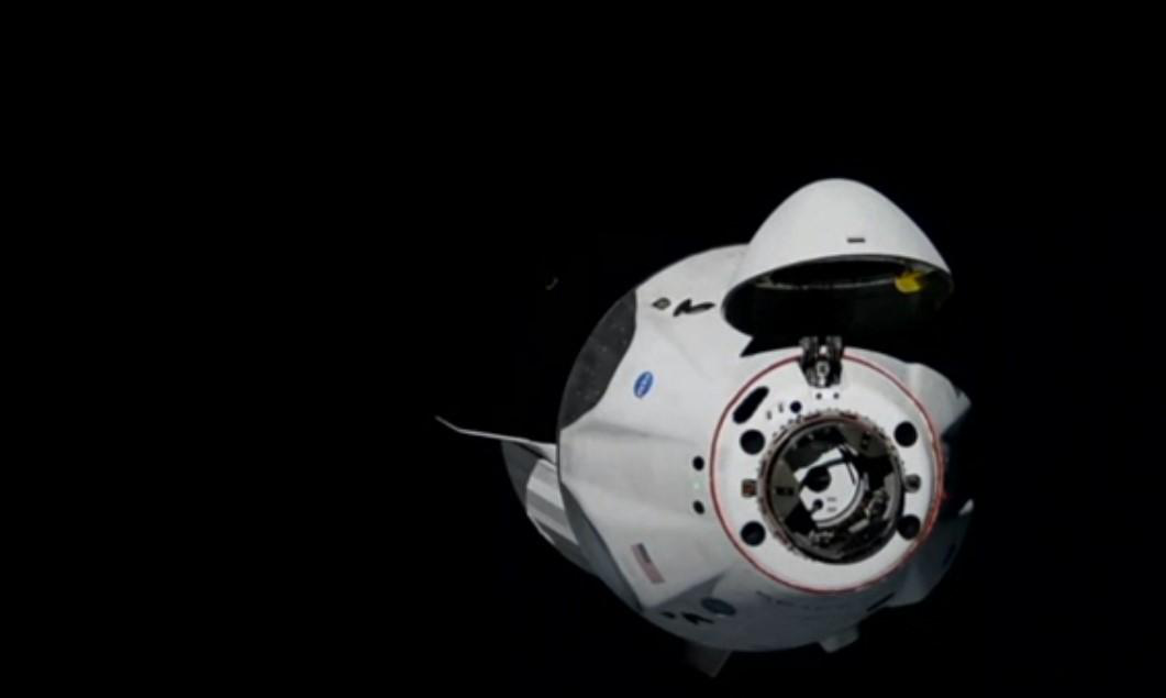 Корабель Ілона Маска Crew Dragon успішно зістикувався з МКС