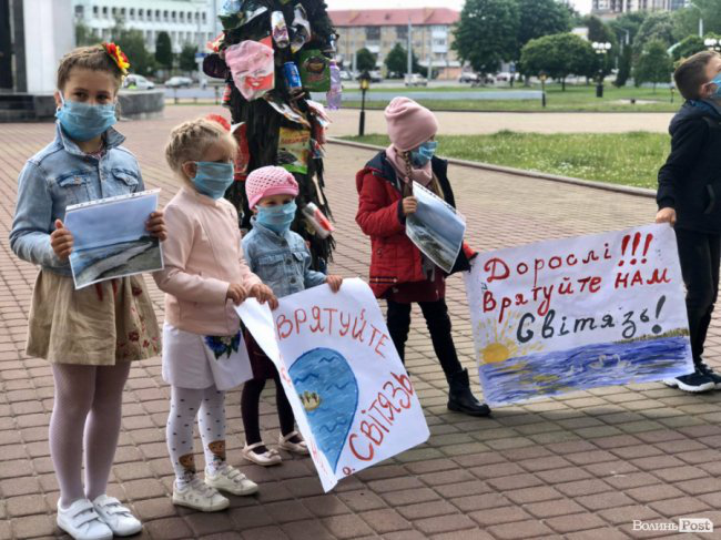 «Врятуйте озеро Світязь»: у Луцьку діти і батьки вийшли на протест