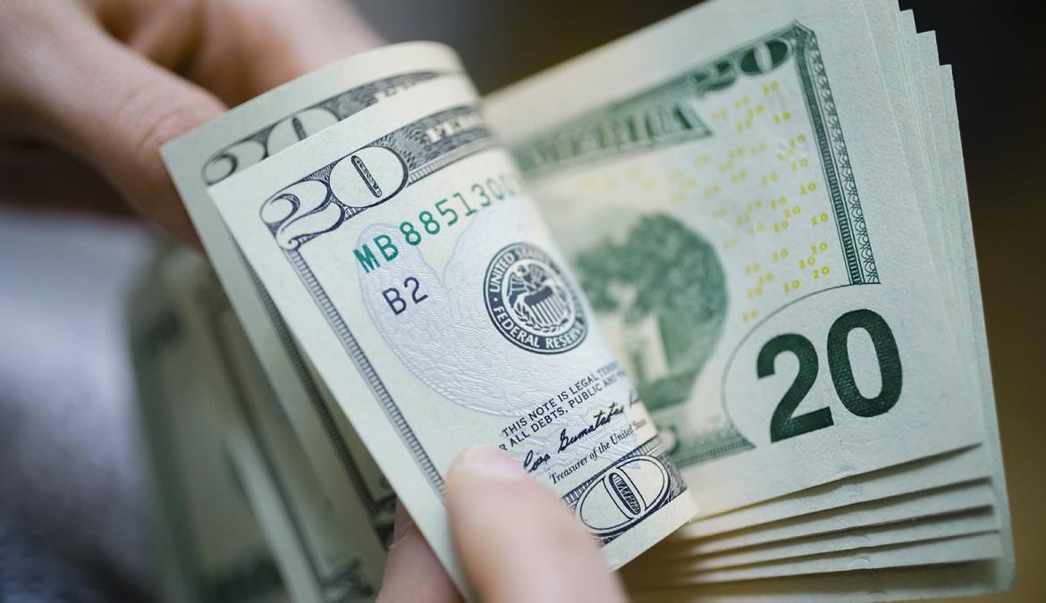 Долар падає, євро росте: курс валют у Луцьку на четвер, 4 червня