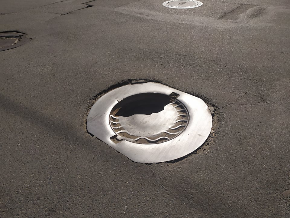 У Луцьку на перехресті провалився каналізаційний люк (фотофакт)