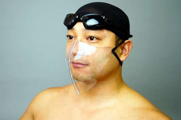 В Японії придумали маски для захисту від коронавірусу в басейні