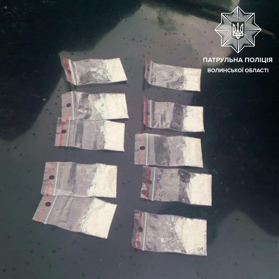 У Луцьку на заправці у водія знайшли 10 пакетів із наркотиками: деталі