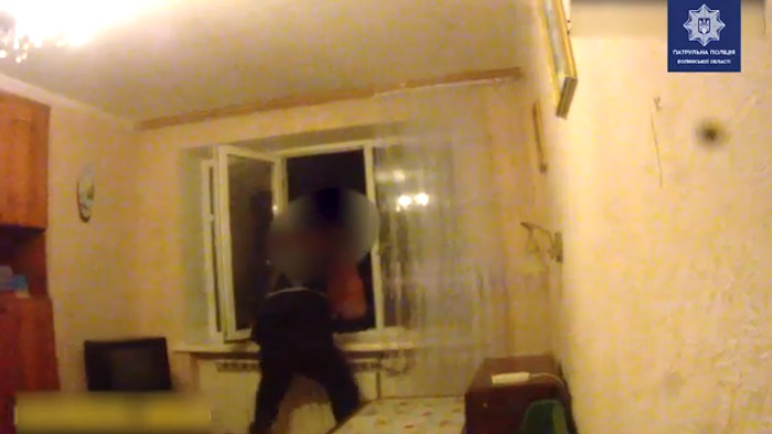 Погрожував матері викинутися з вікна: в Луцьку патрульні врятували чоловіка (відео)