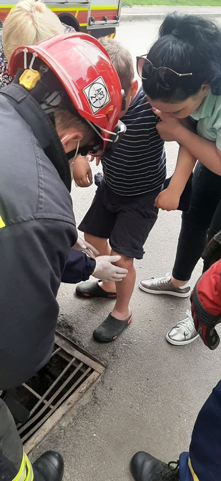 У Луцьку хлопчик застряг у каналізаційній решітці – визволяли рятувальники