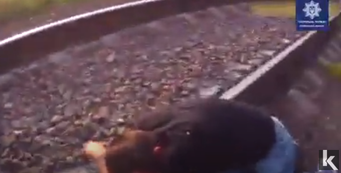 Лежав на колії: у Луцьку чоловіка врятували від самогубства (відео)