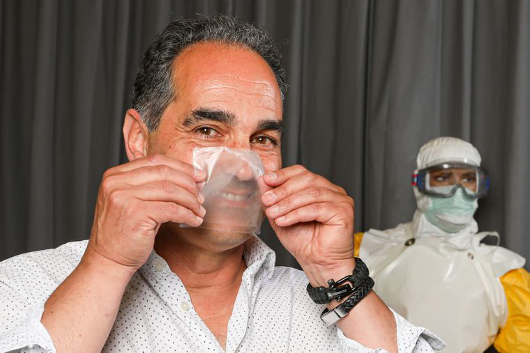 Видно обличчя і можна дихати: у Швейцарії придумали прозору медичну маску