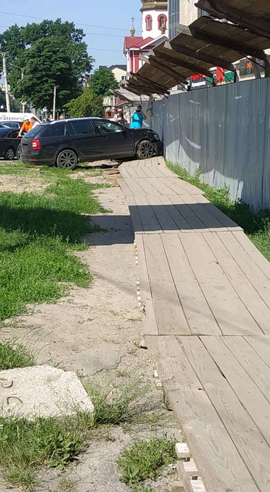 У Луцьку автівка влетіла в паркан (фото, відео)