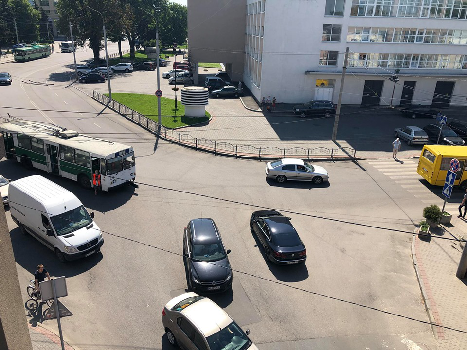 У центрі Луцька – аварія за участю тролейбуса (фото)