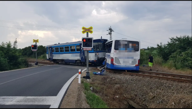 У Чехії автобус зіткнувся з потягом: є постраждалі (фото)