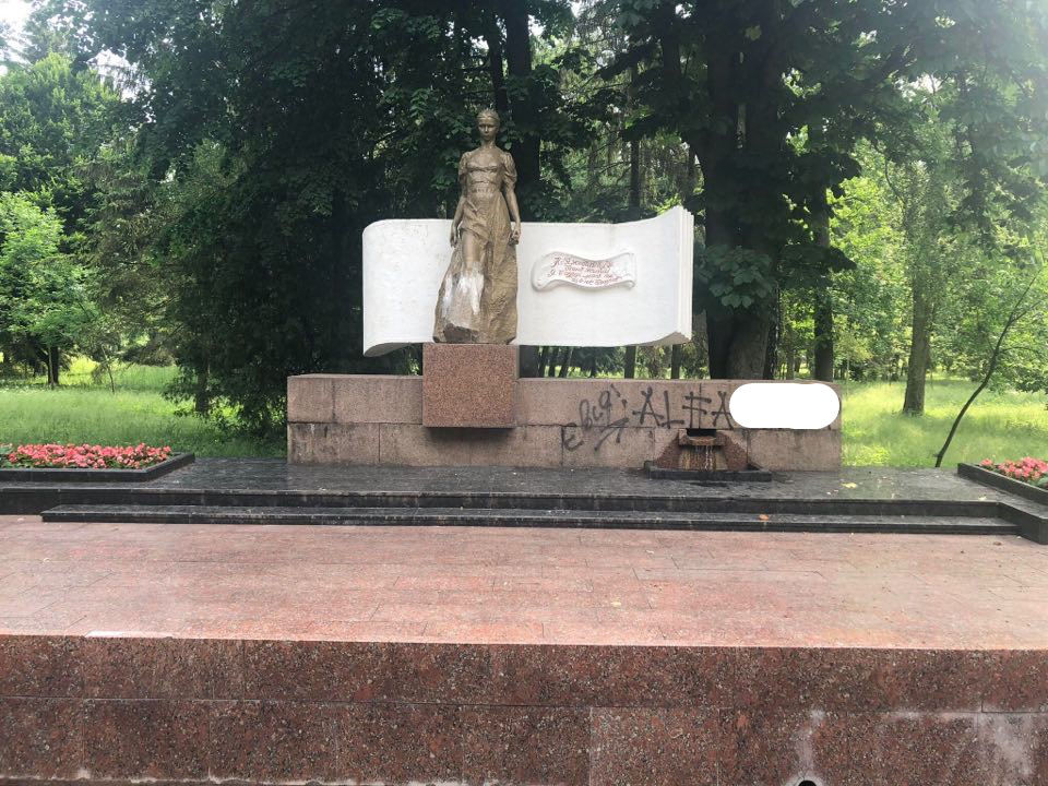 Наркодилери осквернили скульптуру Лесі Українки в луцькому парку (фотофакт)