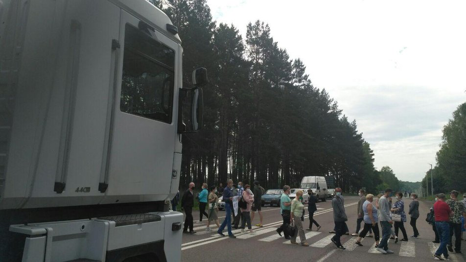 Жителі Маневицького району – проти об'єднання: перекрили дорогу (фото)