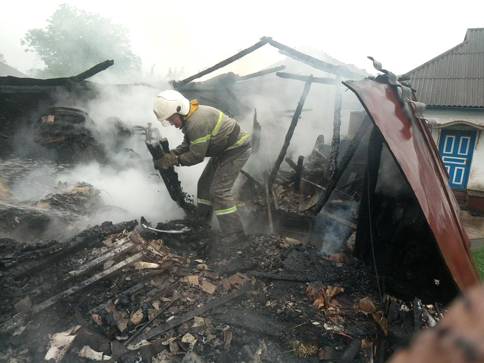 У Любешівському районі через блискавку загорілася будівля