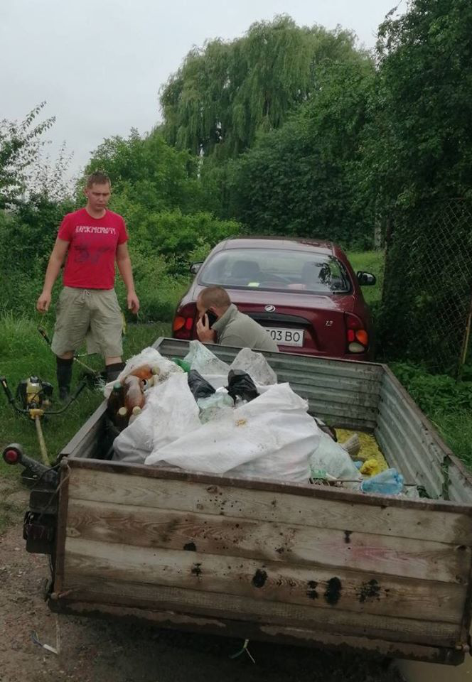 Вивезли причіп сміття: у Нововолинську прибрали водосховище (фото)