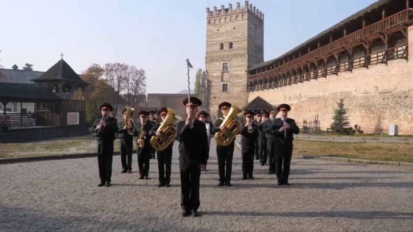 Опублікували патріотичне дефіле луцького військового оркестру перед замком Любарта (відео)