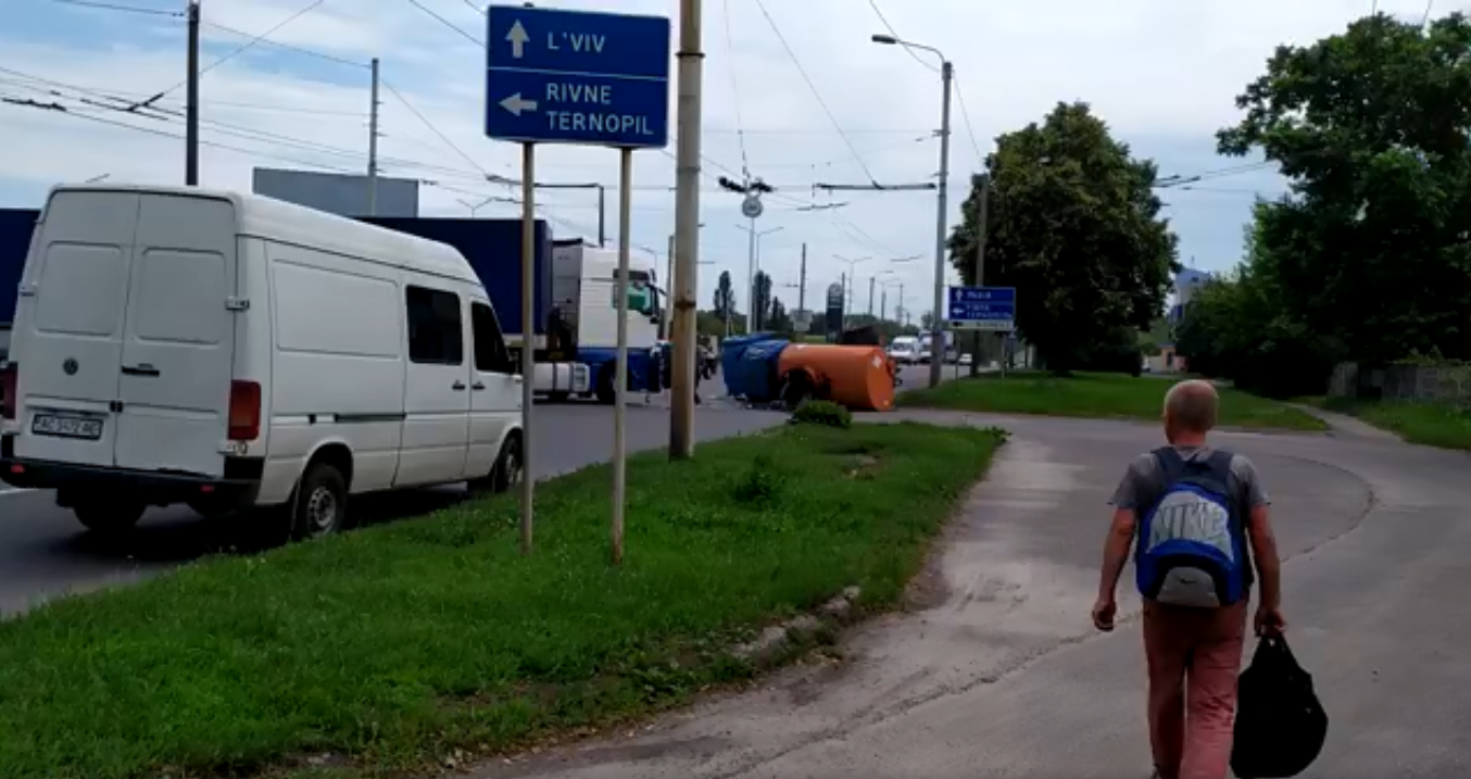 У Луцьку перекинувся бензовоз (відео)