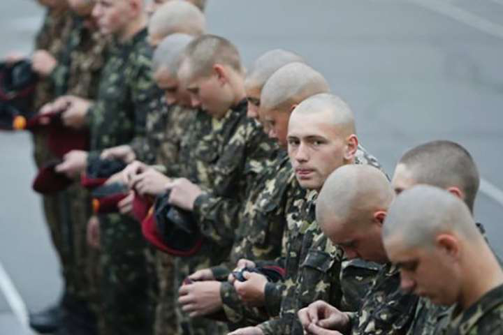 В Україні 18-річних вступників забирають в армію: як діяти