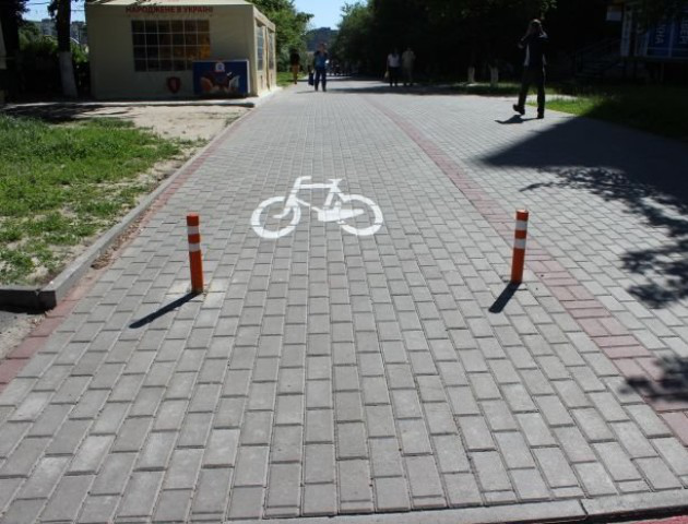 «Це повний капець», – у Луцьку просять не малювати велодоріжки на тротуарах