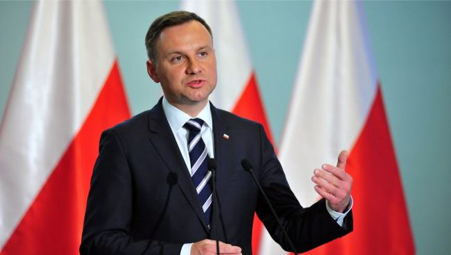 Президент Польщі хоче заборонити ЛГБТ-парам усиновляти дітей