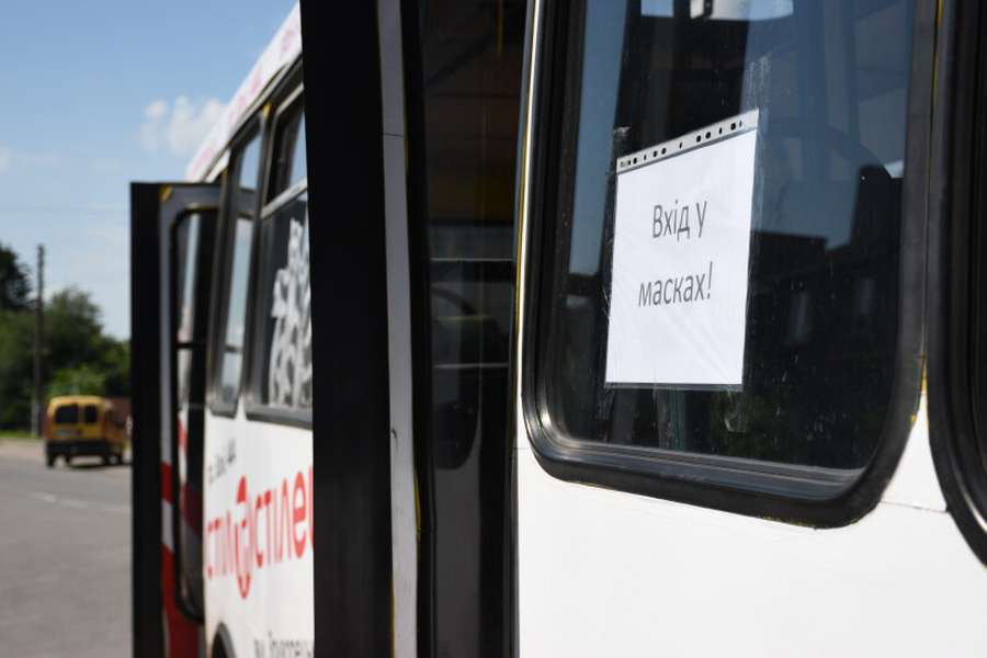 Без масок і стоячі місця: у приміських автобусах ігнорують карантинні вимоги