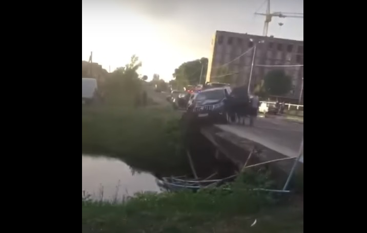 У Камені-Каширському авто знесло огорожу мосту і повисло над річкою (відео)